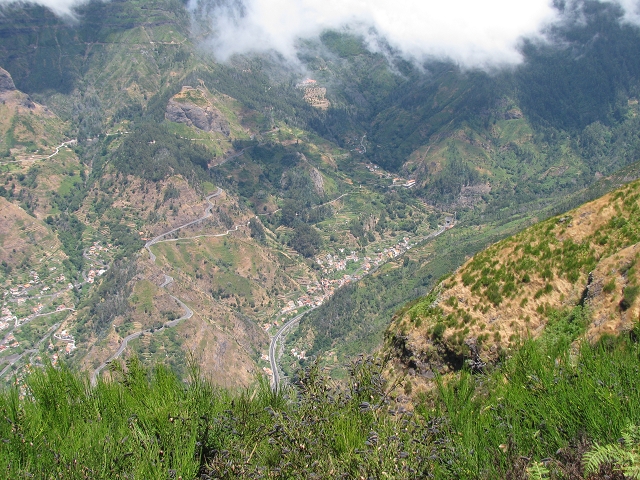 28 de julho de 2015 Levada do Boqueirao e Espigao — No caminho de gravilha até ao Pico da Cruz — foto 17
