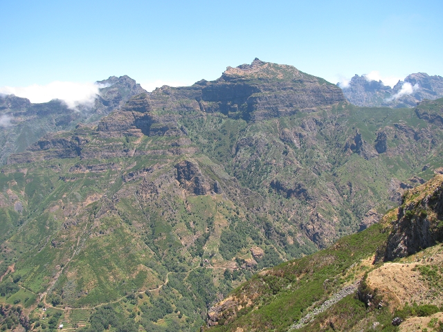 28 de julho de 2015 Levada do Boqueirao e Espigao — No caminho de gravilha até ao Pico da Cruz — foto 24