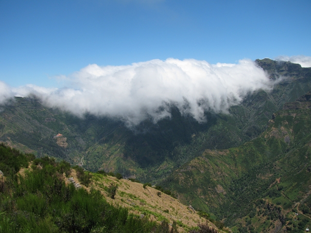 28 de julho de 2015 Levada do Boqueirao e Espigao — No caminho de gravilha até ao Pico da Cruz — foto 25