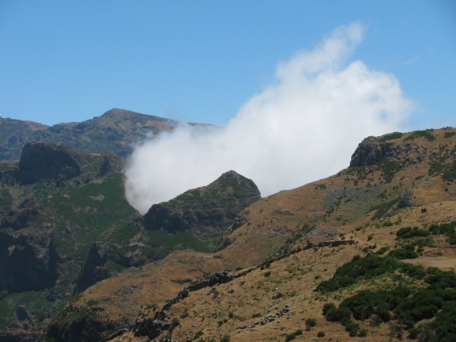28 de julho de 2015 Levada do Boqueirao e Espigao — No caminho de gravilha até ao Pico da Cruz — foto 26