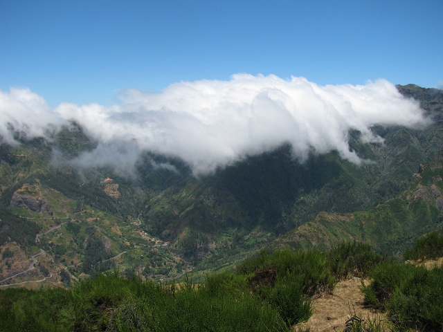 28 de julho de 2015 Levada do Boqueirao e Espigao — No caminho de gravilha até ao Pico da Cruz — foto 29
