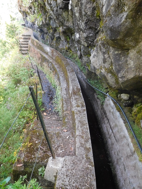 29.06.2016 Zum alten Verlauf der Levadinha Joao de Deus und über die Levada do Pico Ruivo und Serra do Faial zurück — Weiter auf der Levada bis zum Wasserbecken — Foto 2
