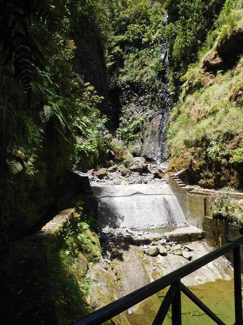 29.06.2016 Zum alten Verlauf der Levadinha Joao de Deus und über die Levada do Pico Ruivo und Serra do Faial zurück — Auf der neuen Levadinha zurück zur Ribeira Seca — Foto 15