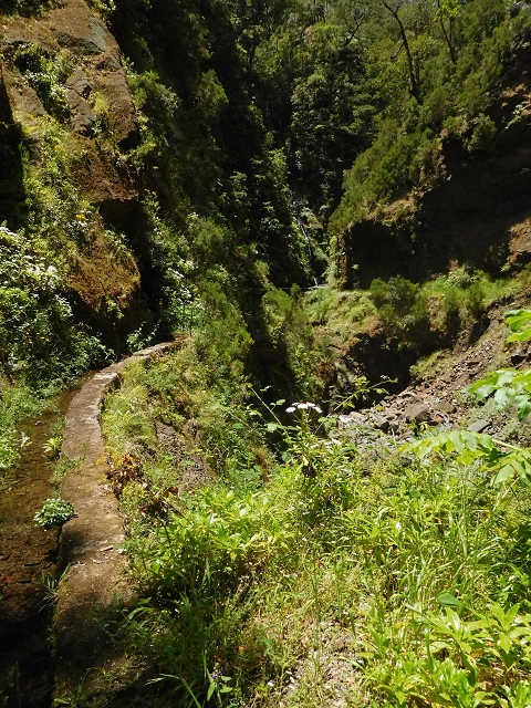 Levada da Serra do Faial — Alter Verlauf der Levada do Pico Ruivo (teilweise aktuelle Levadinha Joao de Deus und Spuren ab der Röhre von der Levadinha) — Foto 1