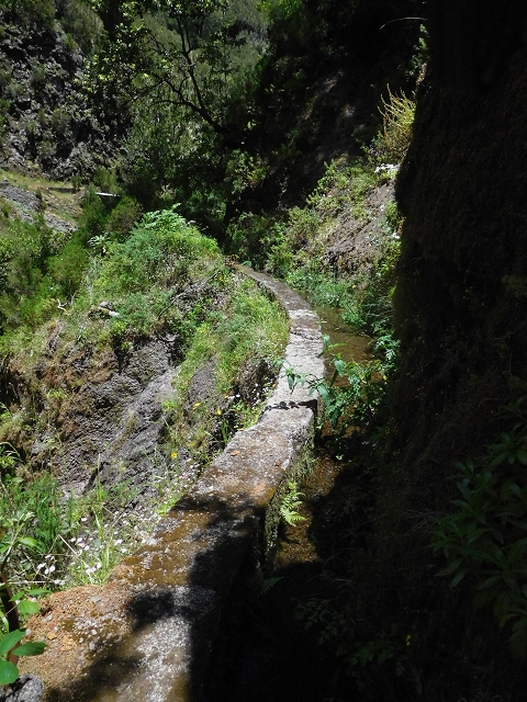 Levada da Serra do Faial — Alter Verlauf der Levada do Pico Ruivo (teilweise aktuelle Levadinha Joao de Deus und Spuren ab der Röhre von der Levadinha) — Foto 3