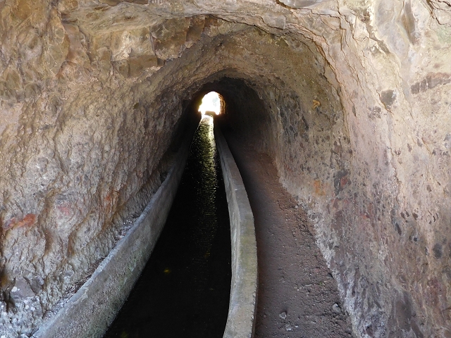 29 de julho de 2015 Levada do Norte de Serra de Agua a Espigao — Por mais dois túneis até à grande garganta — foto 25