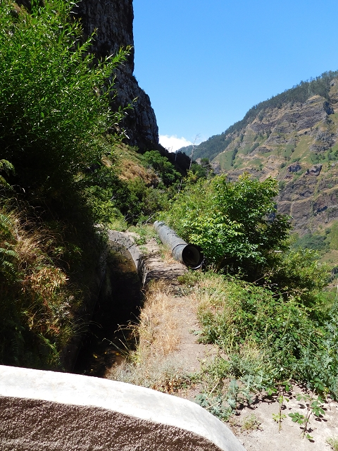 29 de julho de 2015 Levada do Norte de Serra de Agua a Espigao — Por mais dois túneis até à grande garganta — foto 8