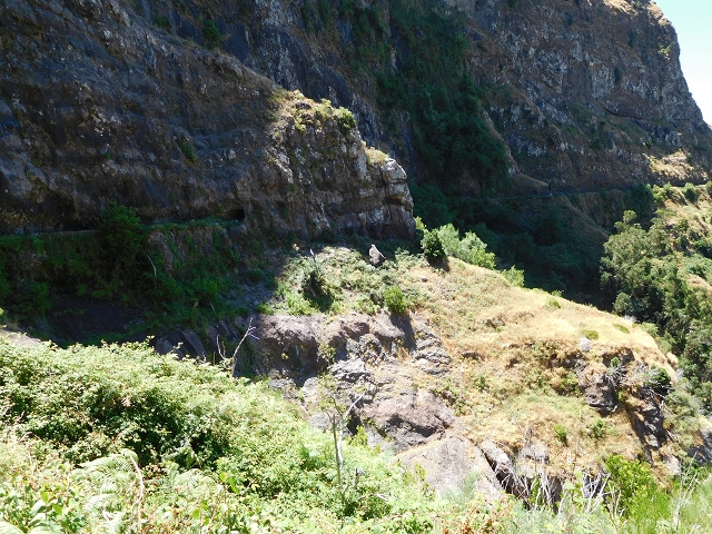 29 de julho de 2015 Levada do Norte de Serra de Agua a Espigao — Por mais dois túneis até à grande garganta — foto 12