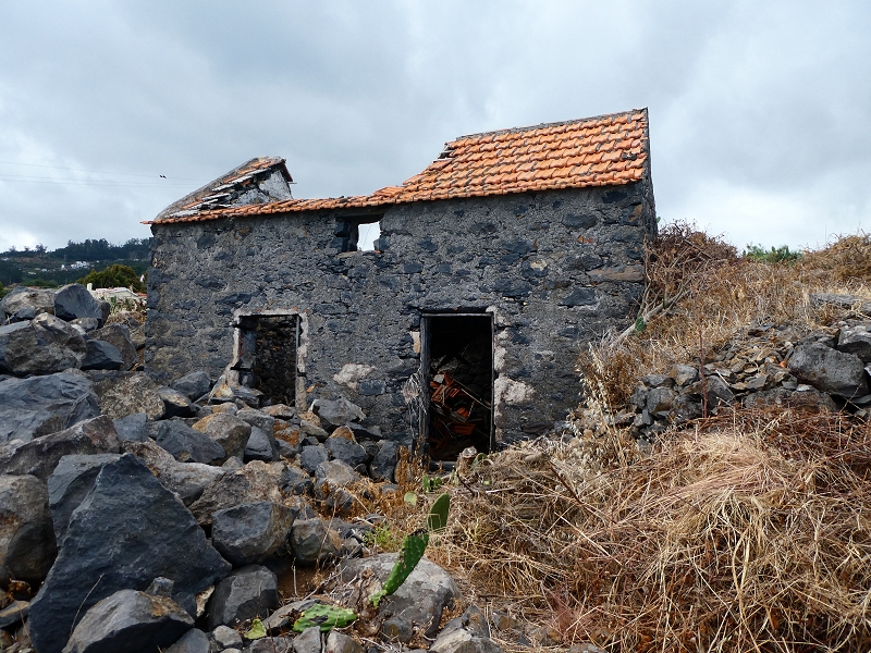30 June 2018 A warm-up loop on the Caniço Trail around Assomada — Terminal branch of the Levada do Canico, with water house and old watermill by the reservoir — photo 15