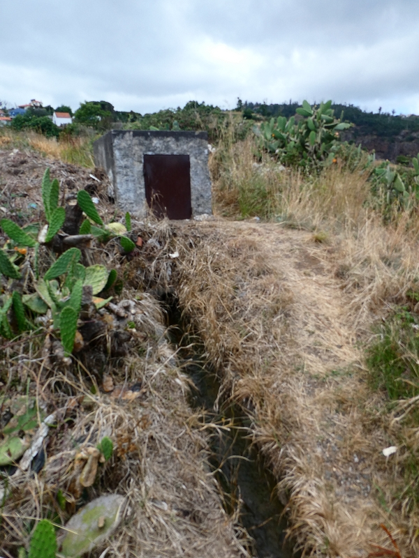30 June 2018 A warm-up loop on the Caniço Trail around Assomada — Terminal branch of the Levada do Canico, with water house and old watermill by the reservoir — photo 17