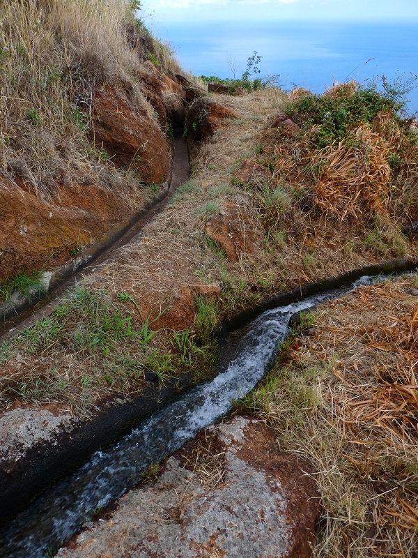 30 June 2018 A warm-up loop on the Caniço Trail around Assomada — On towards the ER-204, with old reservoirs — photo 6