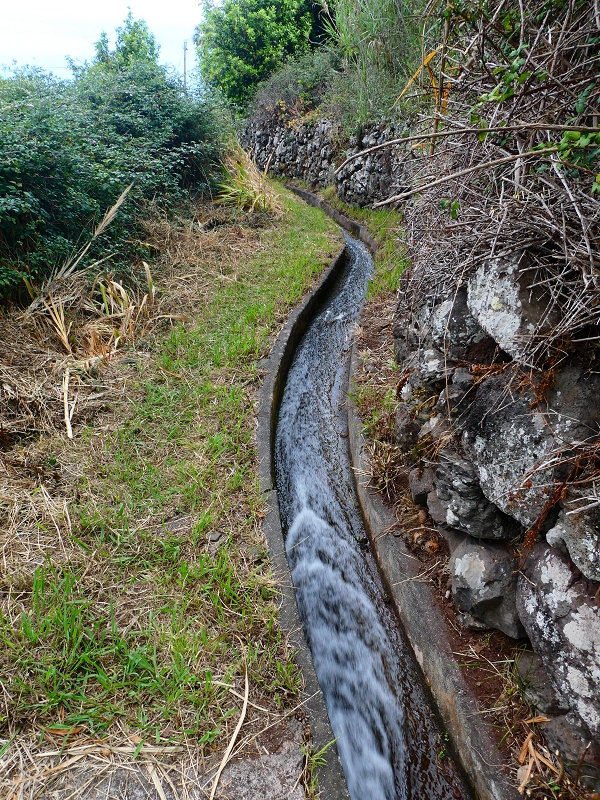 30 June 2018 A warm-up loop on the Caniço Trail around Assomada — On towards the ER-204, with old reservoirs — photo 14
