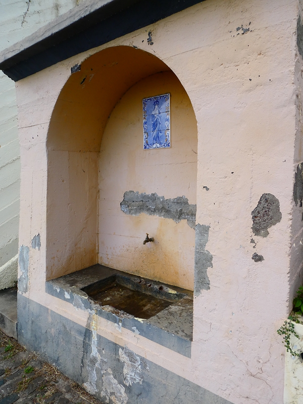 30 June 2018 A warm-up loop on the Caniço Trail around Assomada — A refreshment at the church of Assomada — photo 1