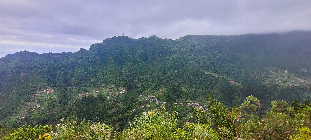 30.06.2022 Anspruchsvolle Besteigung des Pico do Meio Dia — Aufstieg über den Grat zum Gipfel des Pico do Meio Dia — Foto 10