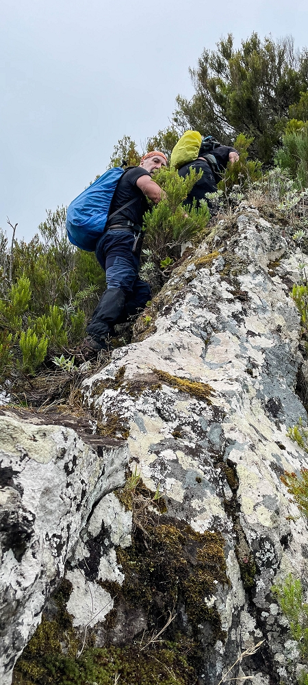 30.06.2022 Anspruchsvolle Besteigung des Pico do Meio Dia — Aufstieg über den Grat zum Gipfel des Pico do Meio Dia — Foto 15