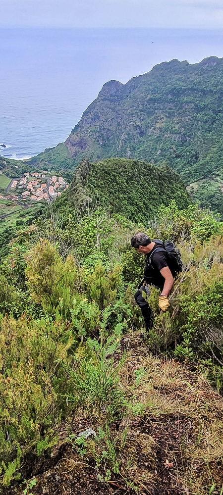 30.06.2022 Anspruchsvolle Besteigung des Pico do Meio Dia — Aufstieg über den Grat zum Gipfel des Pico do Meio Dia — Foto 18
