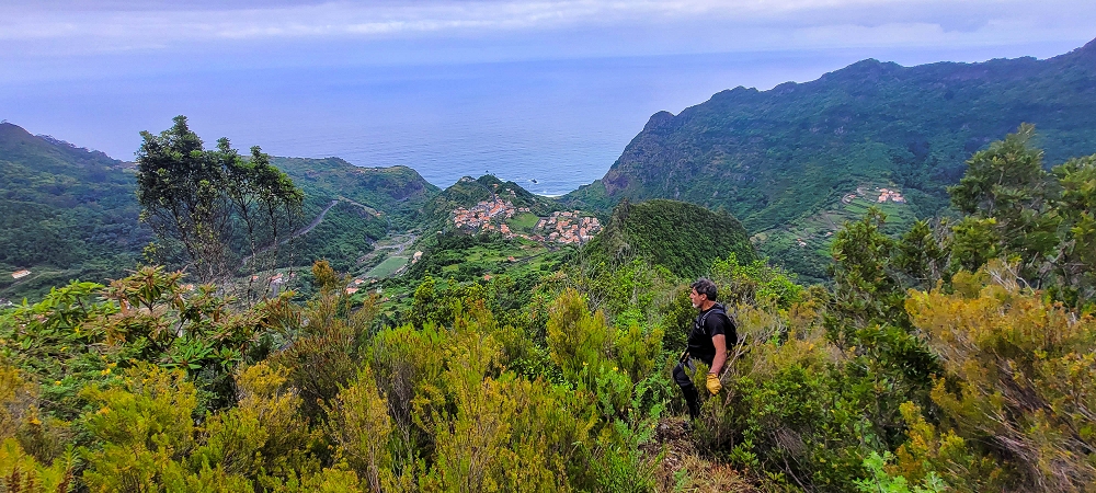 30.06.2022 Anspruchsvolle Besteigung des Pico do Meio Dia — Aufstieg über den Grat zum Gipfel des Pico do Meio Dia — Foto 20