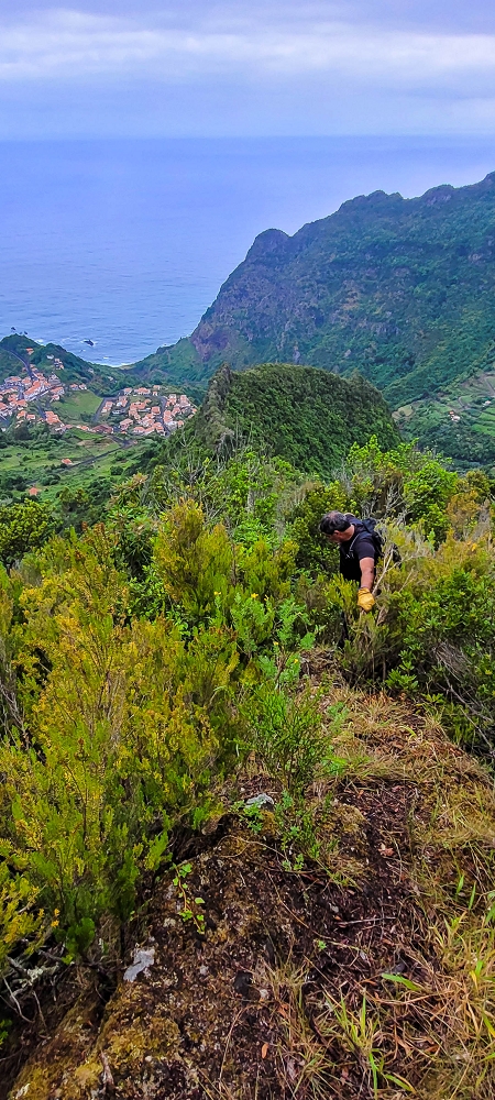 30.06.2022 Anspruchsvolle Besteigung des Pico do Meio Dia — Aufstieg über den Grat zum Gipfel des Pico do Meio Dia — Foto 22