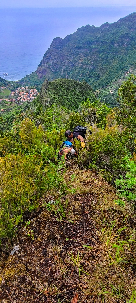 30.06.2022 Anspruchsvolle Besteigung des Pico do Meio Dia — Aufstieg über den Grat zum Gipfel des Pico do Meio Dia — Foto 23