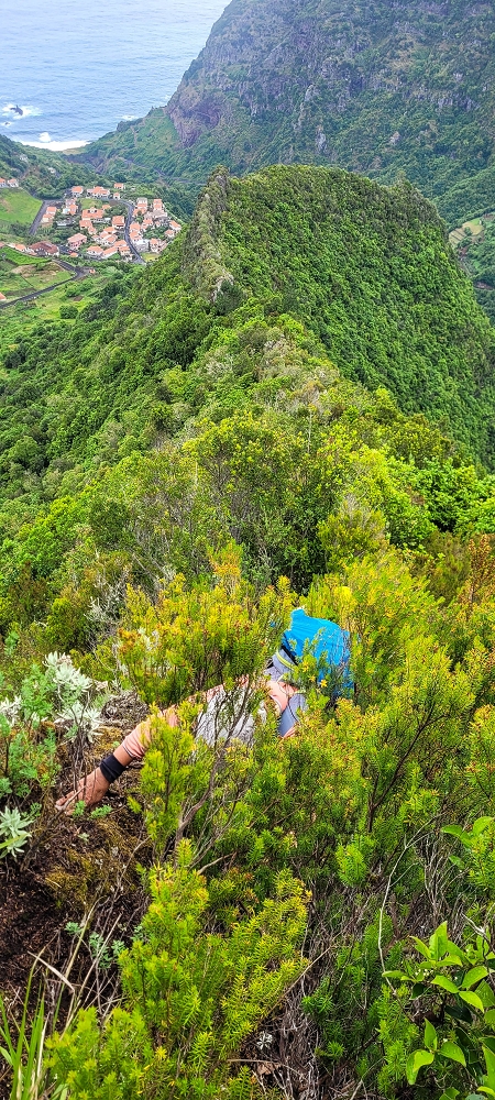 30.06.2022 Anspruchsvolle Besteigung des Pico do Meio Dia — Aufstieg über den Grat zum Gipfel des Pico do Meio Dia — Foto 25