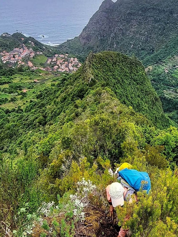 30.06.2022 Anspruchsvolle Besteigung des Pico do Meio Dia — Aufstieg über den Grat zum Gipfel des Pico do Meio Dia — Foto 26