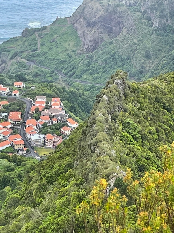 30.06.2022 Anspruchsvolle Besteigung des Pico do Meio Dia — Aufstieg über den Grat zum Gipfel des Pico do Meio Dia — Foto 27