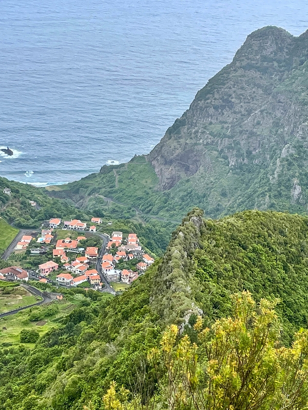30.06.2022 Anspruchsvolle Besteigung des Pico do Meio Dia — Aufstieg über den Grat zum Gipfel des Pico do Meio Dia — Foto 28