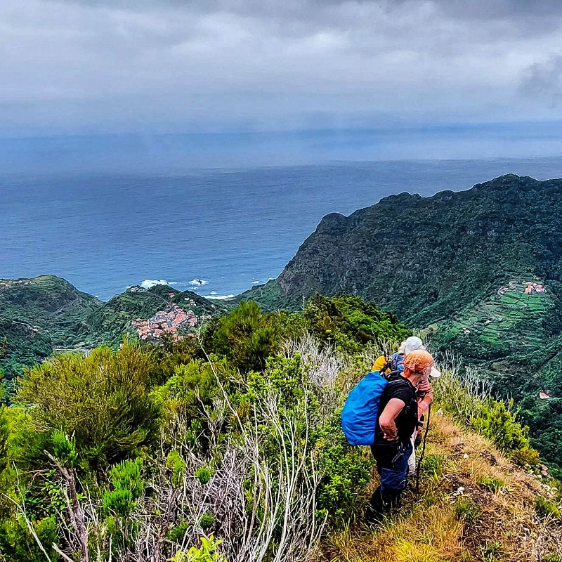 30.06.2022 Anspruchsvolle Besteigung des Pico do Meio Dia — Aufstieg über den Grat zum Gipfel des Pico do Meio Dia — Foto 35