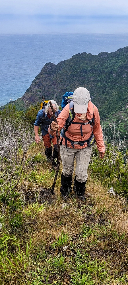 30.06.2022 Anspruchsvolle Besteigung des Pico do Meio Dia — Aufstieg über den Grat zum Gipfel des Pico do Meio Dia — Foto 38