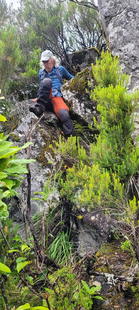 30.06.2022 Anspruchsvolle Besteigung des Pico do Meio Dia — Aufstieg über den Grat zum Gipfel des Pico do Meio Dia — Foto 41