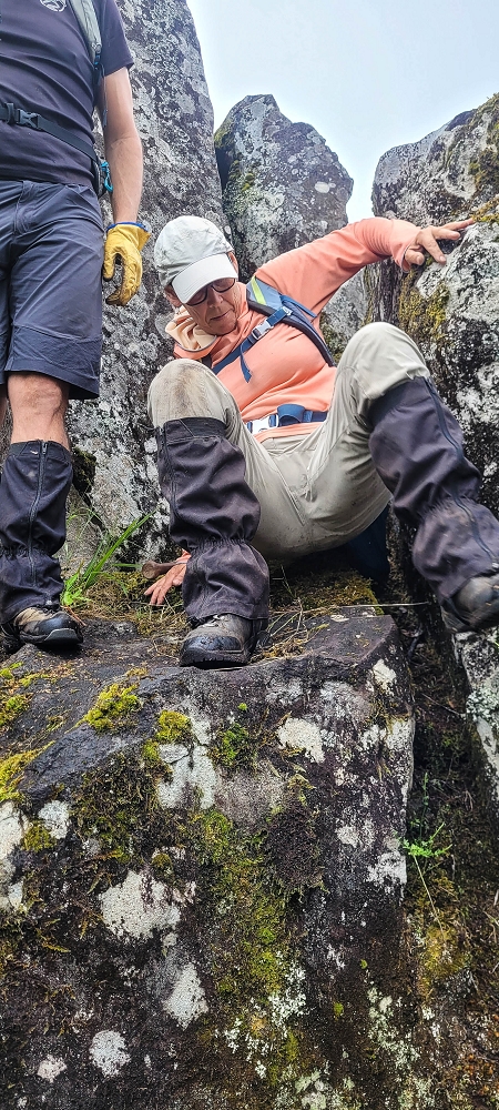 30.06.2022 Anspruchsvolle Besteigung des Pico do Meio Dia — Aufstieg über den Grat zum Gipfel des Pico do Meio Dia — Foto 42