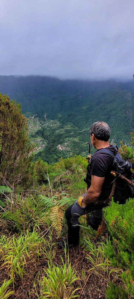 30.06.2022 Anspruchsvolle Besteigung des Pico do Meio Dia — Aufstieg über den Grat zum Gipfel des Pico do Meio Dia — Foto 45