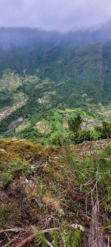 30.06.2022 Anspruchsvolle Besteigung des Pico do Meio Dia — Aufstieg über den Grat zum Gipfel des Pico do Meio Dia — Foto 46