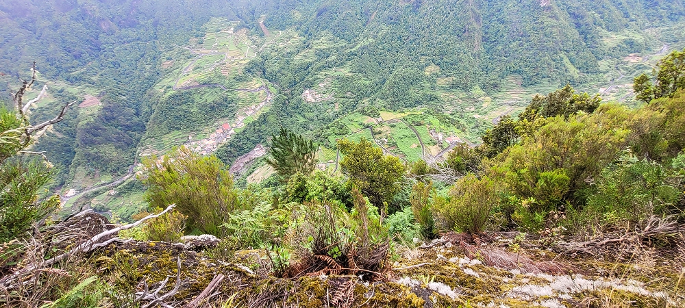 30.06.2022 Anspruchsvolle Besteigung des Pico do Meio Dia — Aufstieg über den Grat zum Gipfel des Pico do Meio Dia — Foto 47