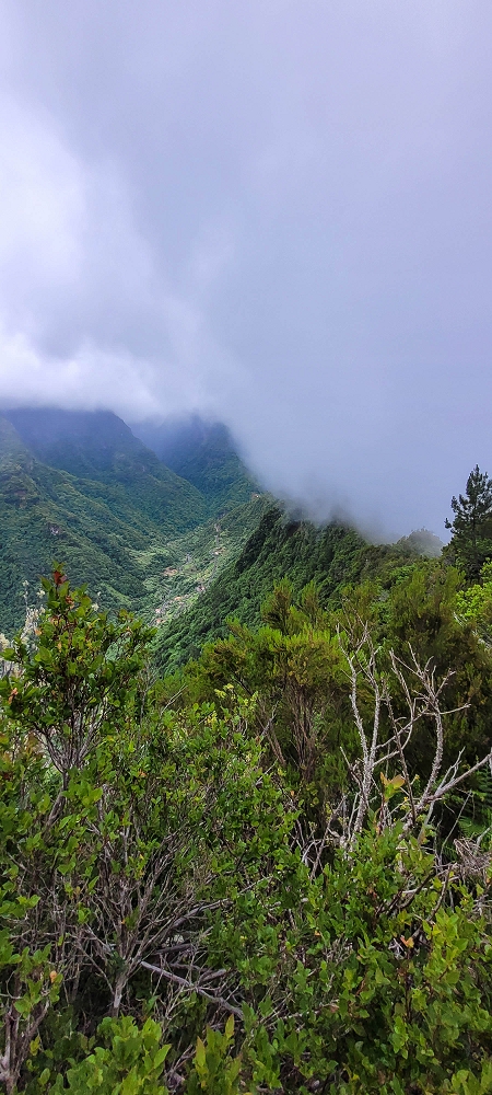30.06.2022 Anspruchsvolle Besteigung des Pico do Meio Dia — Aufstieg über den Grat zum Gipfel des Pico do Meio Dia — Foto 48