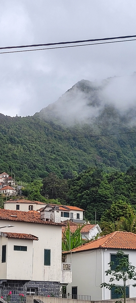 30.06.2022 Anspruchsvolle Besteigung des Pico do Meio Dia — Rückblick aus der Bar in Boaventura — Foto 1