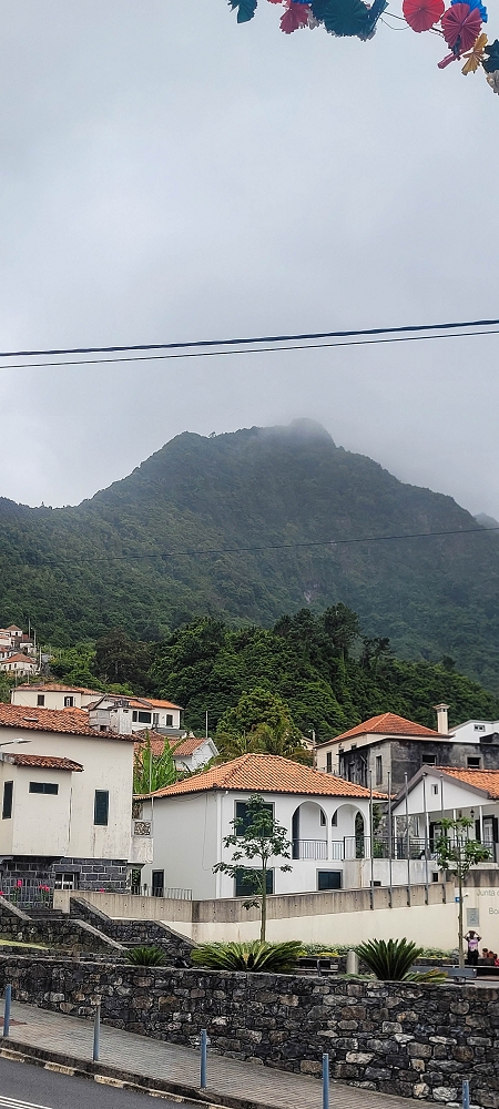 30.06.2022 Anspruchsvolle Besteigung des Pico do Meio Dia — Rückblick aus der Bar in Boaventura — Foto 2