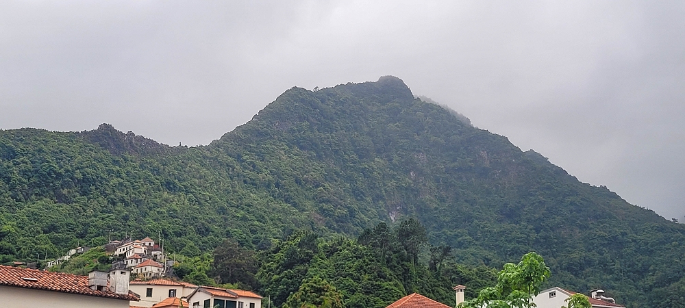 30.06.2022 Anspruchsvolle Besteigung des Pico do Meio Dia — Rückblick aus der Bar in Boaventura — Foto 3