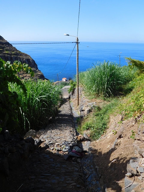 30 July 2015 Calhau da Lapa — Descent to the chapel — photo 4