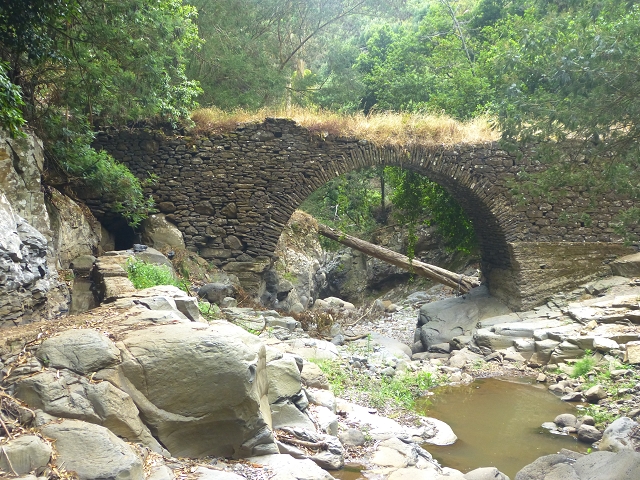 31.07.2014 Levada dos Tornos (Endast), Levada Nova, Levada do Moinho da Serra — Auf der Levada Moinho da Serra zuerst ein paar Meter in Fliessrichtung, dann zur Madre — Foto 57