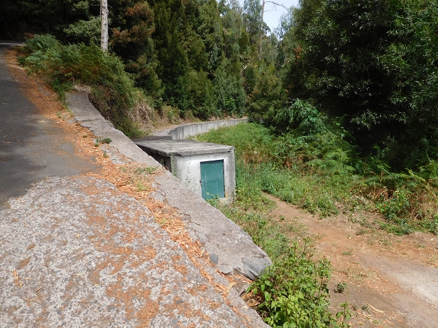 Levada Nova — Kreuzung mit der Estrada Doutor Roberto Monteiro — Foto 1