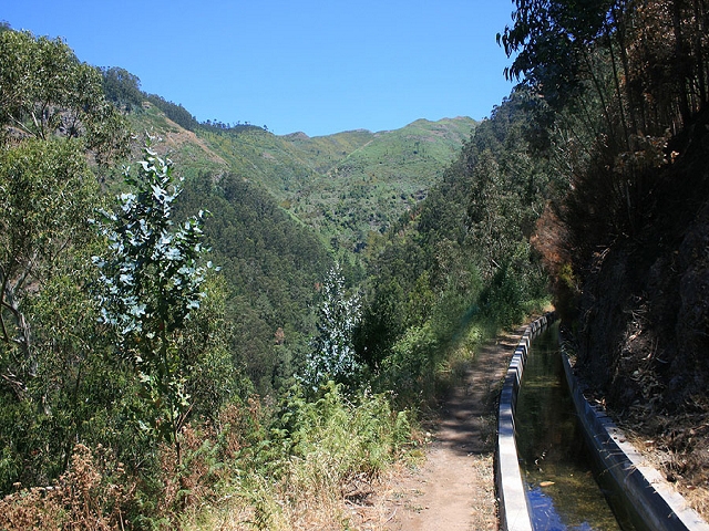 Levada Nova — Bis zur östlichen Passage der Ribeira do Raposo — Foto 2