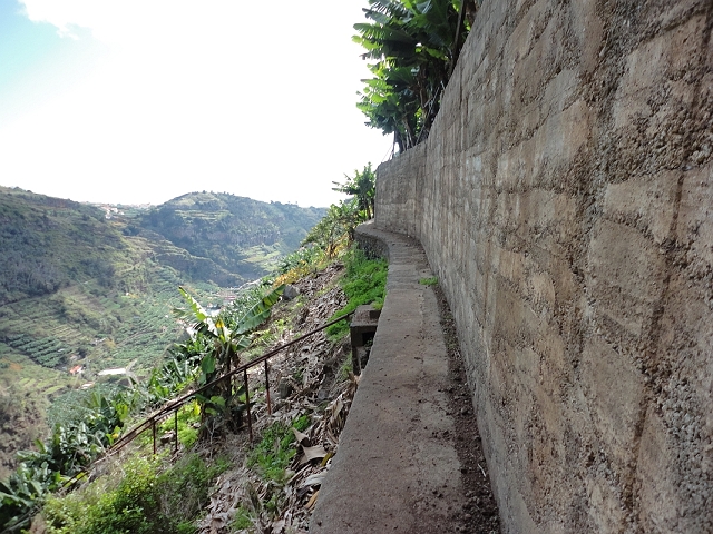 Levada da Fonte do Serrao — To the crossing with the penstock — photo 1