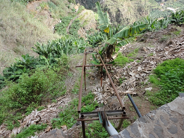 Levada da Fonte do Serrao — To the crossing with the penstock — photo 2