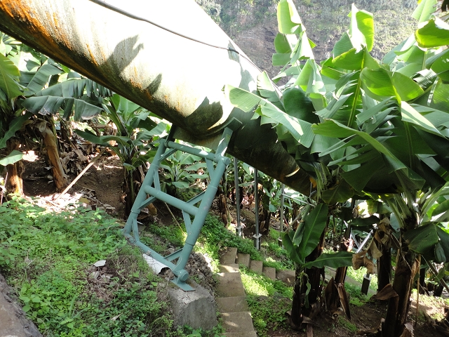 Levada da Fonte do Serrao — Crossing with the penstock — photo 2