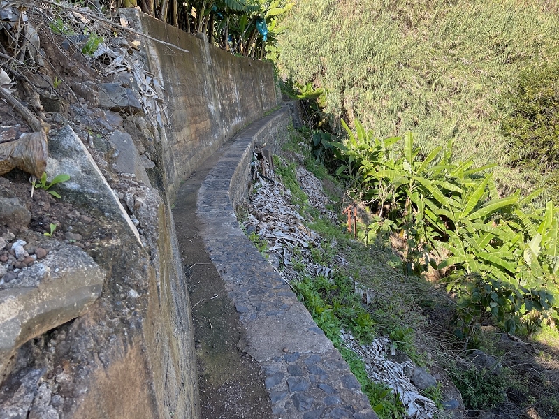 Levada da Fonte do Serrao — To the crossing with the penstock — photo 3