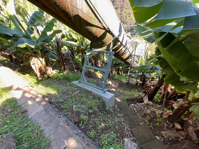 Levada da Fonte do Serrao — Crossing with the penstock — photo 1