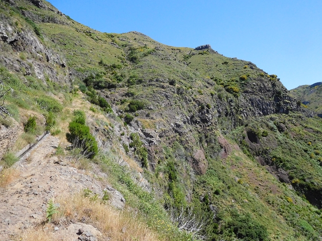 Levada da Negra (e Curral Martinho) — Weiter talwärts zur Panoramastrasse nach Barreira — Foto 3