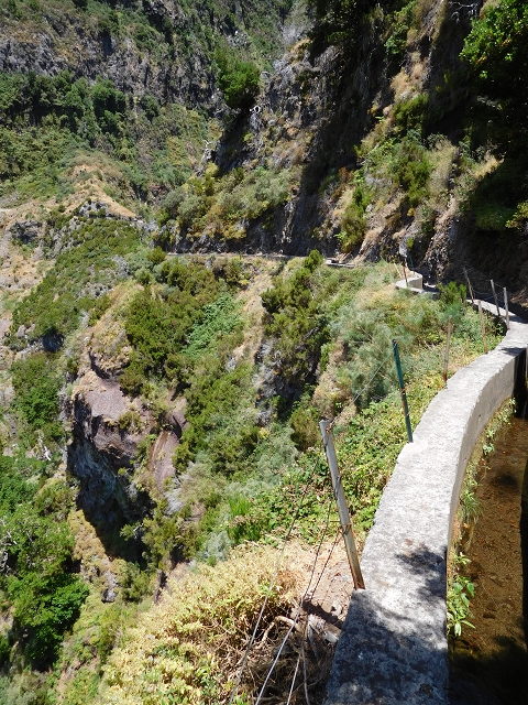 Levada das Rabacas — : Weiter bis zum langen Tunnel im zweiten -Kessel — photo 12