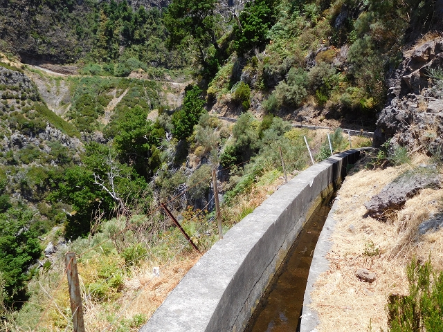 Levada das Rabacas — : Weiter bis zum langen Tunnel im zweiten -Kessel — photo 14